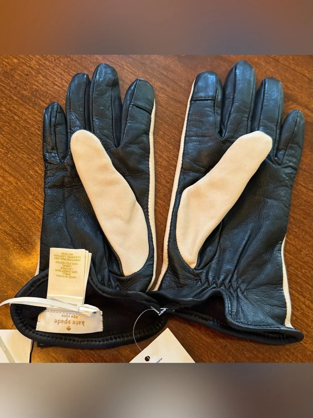 kate spade Gloves Two-Tone Beige/Light Tan & Black Bow Leather Tech Gloves *NWT*
